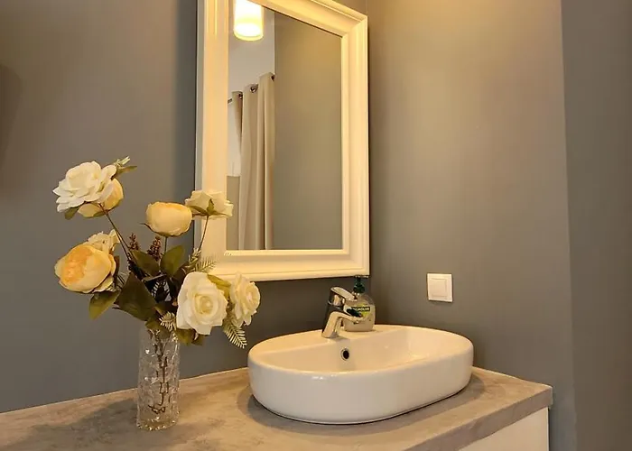 بيت شباب Chmielna 5 & *