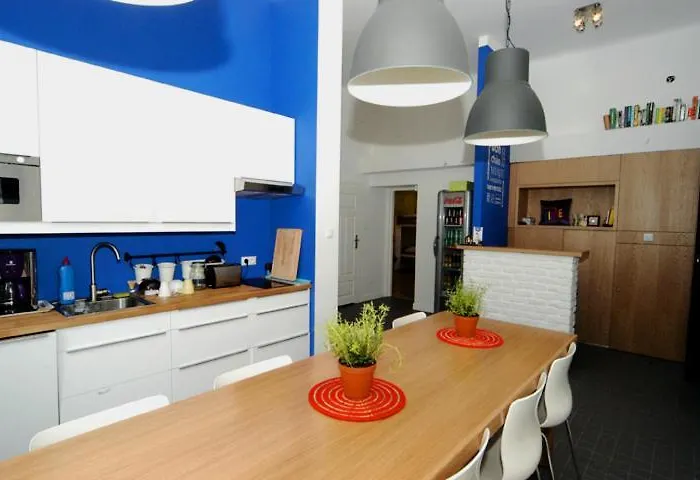 بيت شباب Chmielna 5 & *