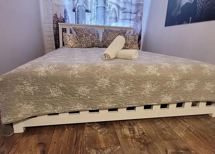 Chmielna 5 & * Warszawa